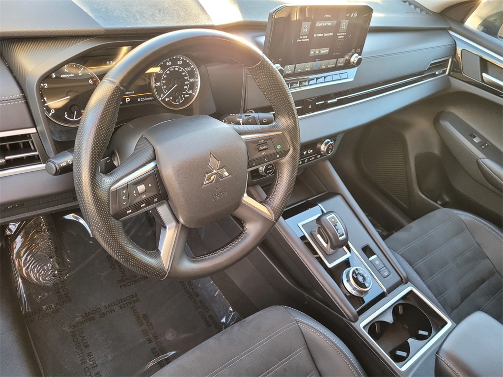 2024 Mitsubishi Outlander SE photo 13