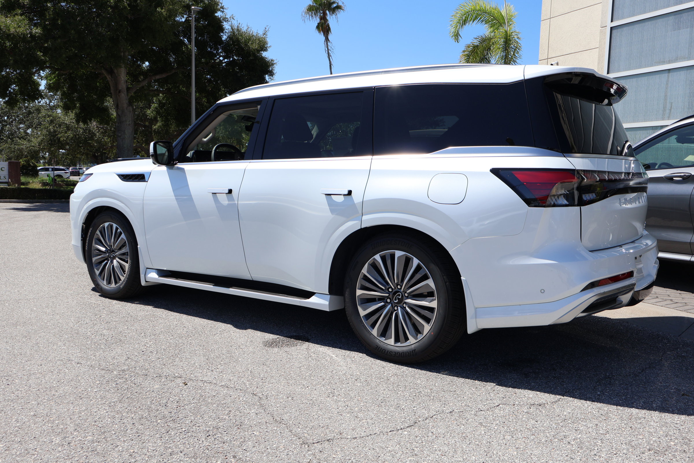 2026 Infiniti QX80 Luxe photo 6