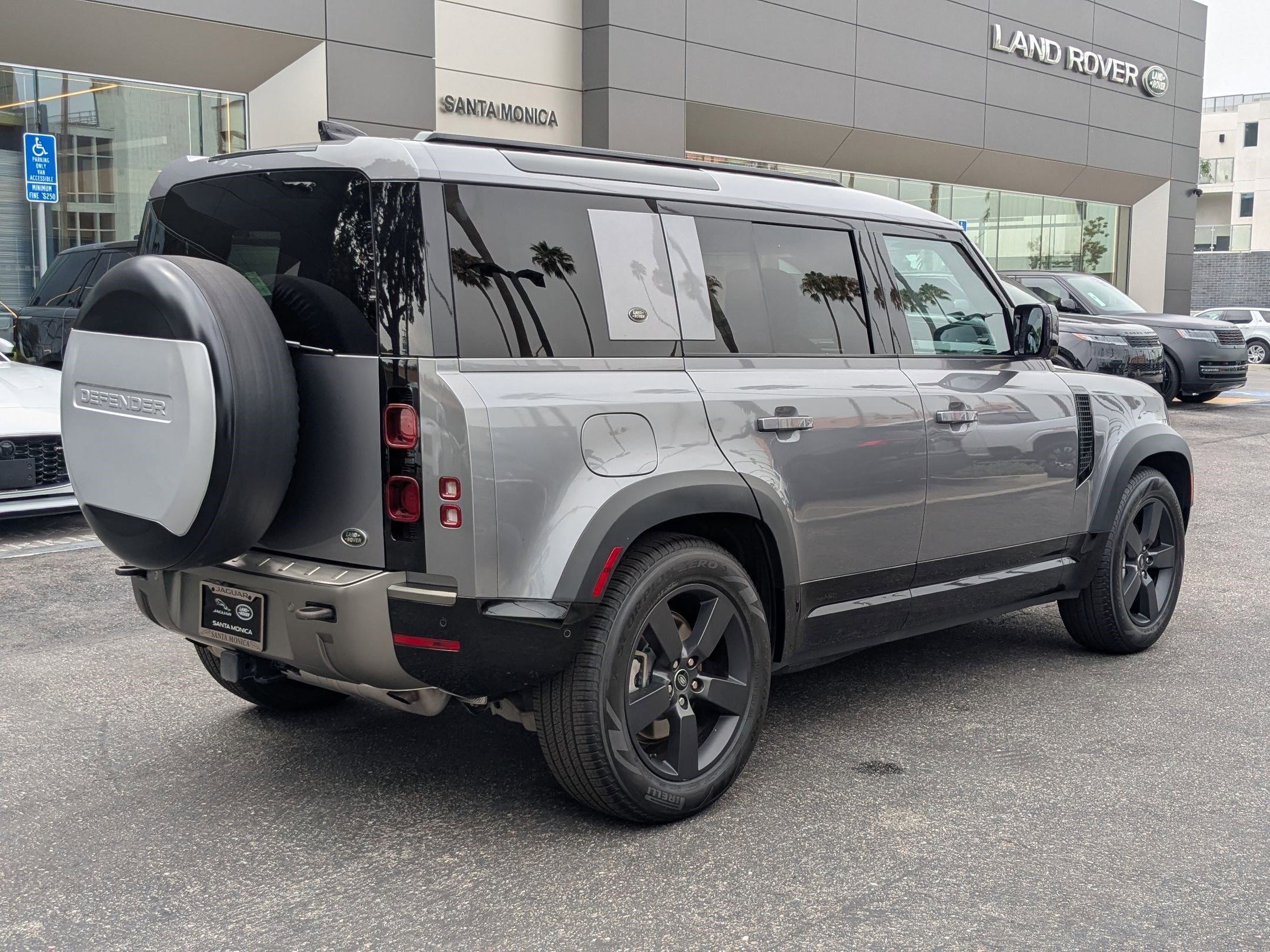 2022 Land Rover Defender X-Dynamic HSE photo 5