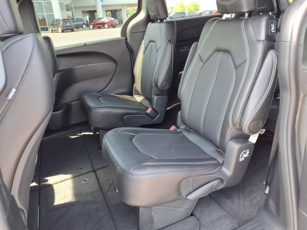 2025 Chrysler Pacifica photo 4