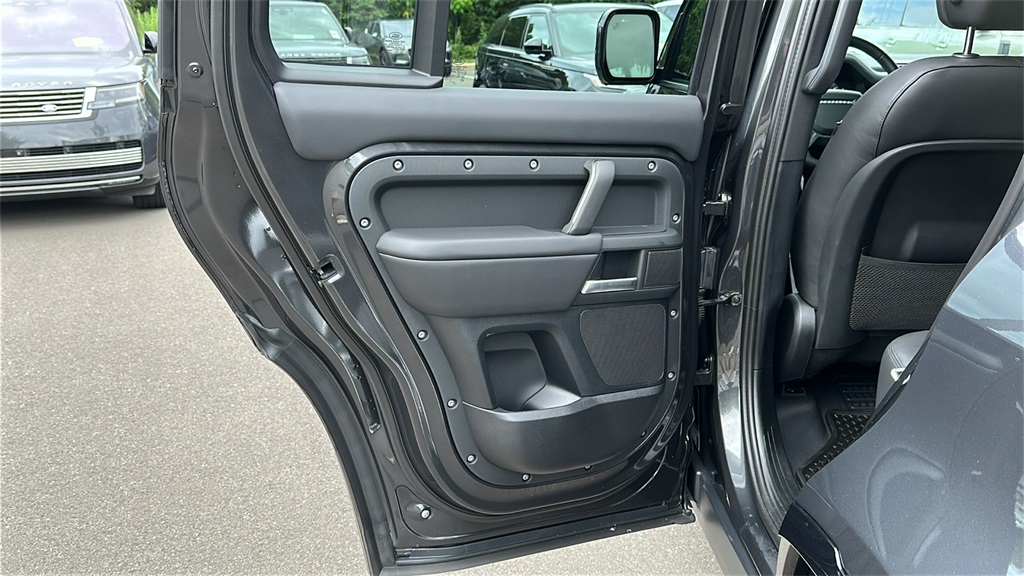 2025 Land Rover Defender 110 X-Dynamic SE photo 22