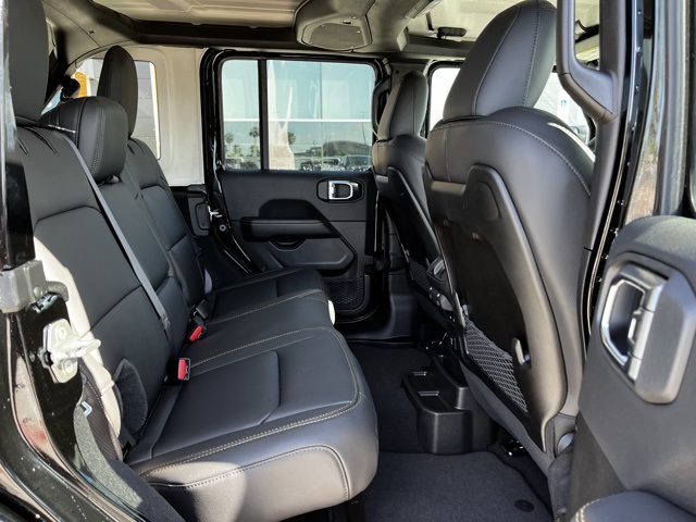 2025 Jeep Wrangler Sahara photo 17