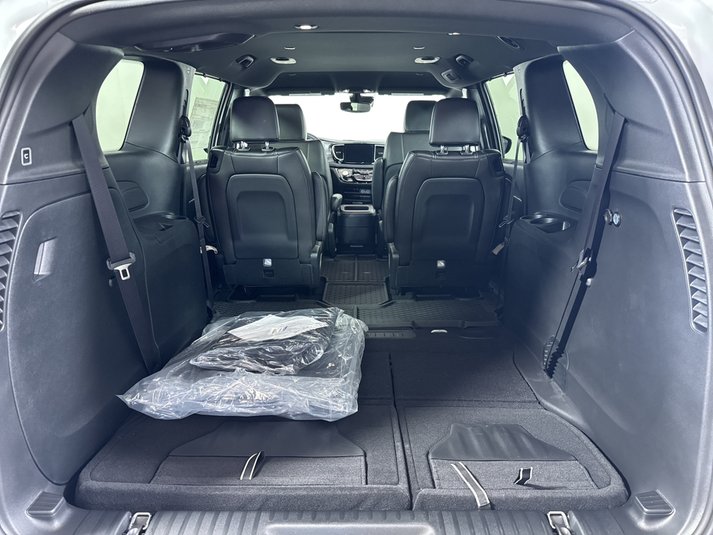 2025 Chrysler Pacifica photo 15