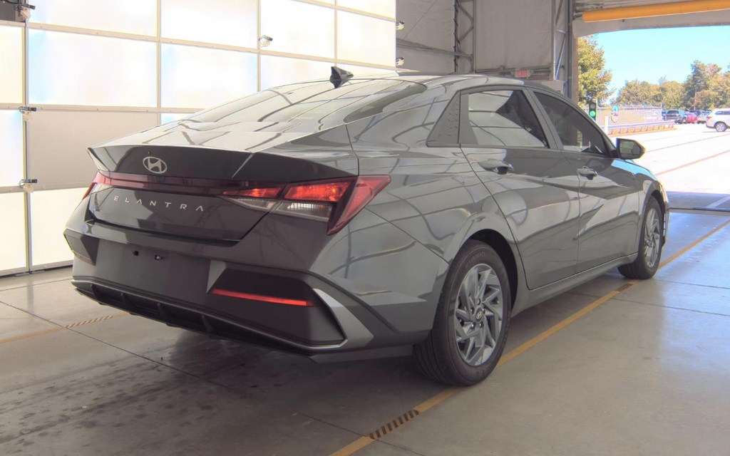 2024 Hyundai Elantra SEL photo 3