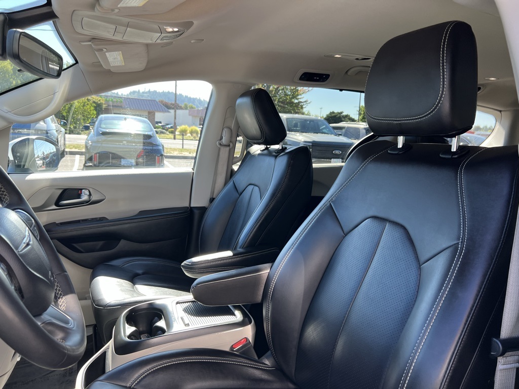 2023 Chrysler Pacifica Touring L photo 12