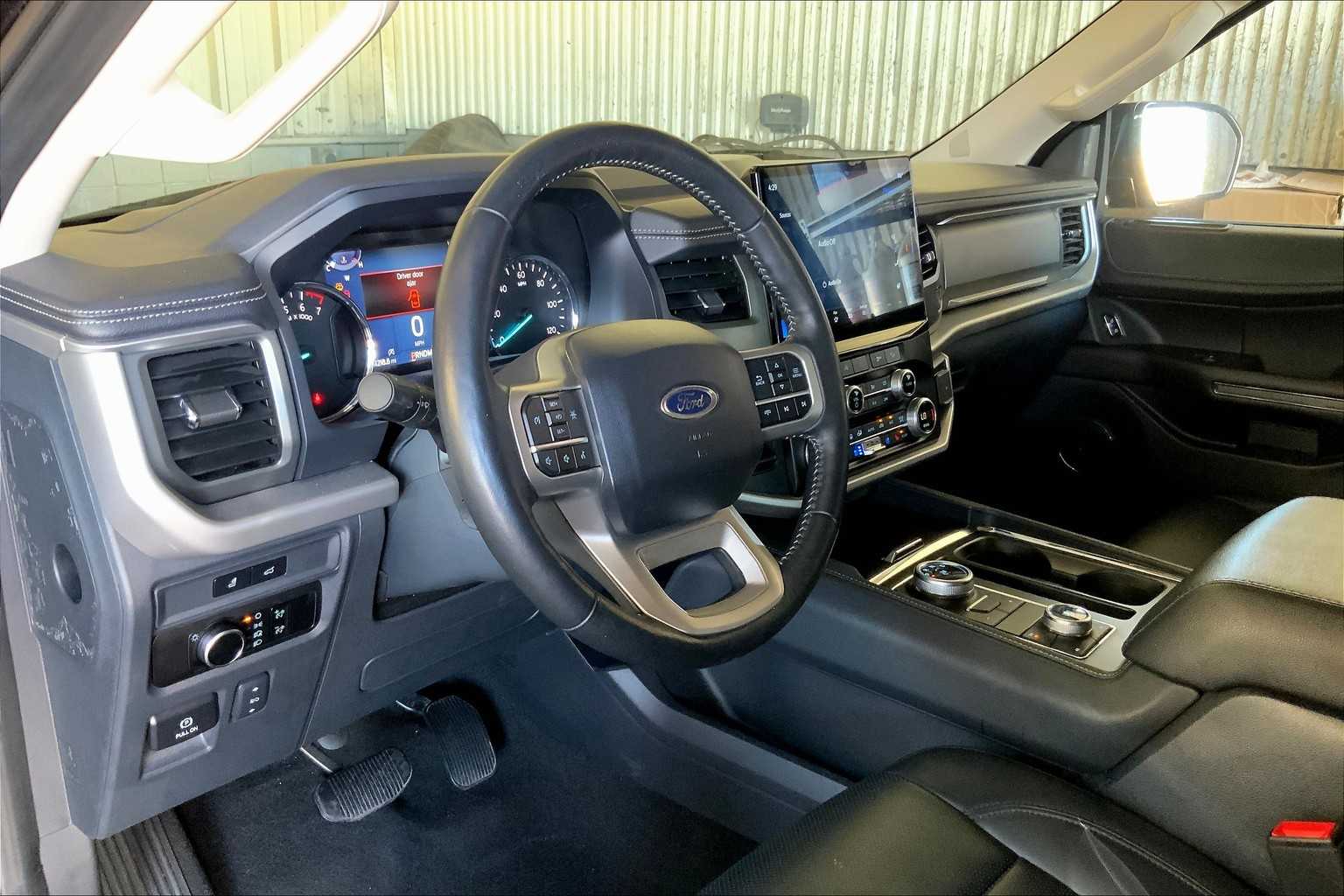 2024 Ford Expedition XLT photo 16