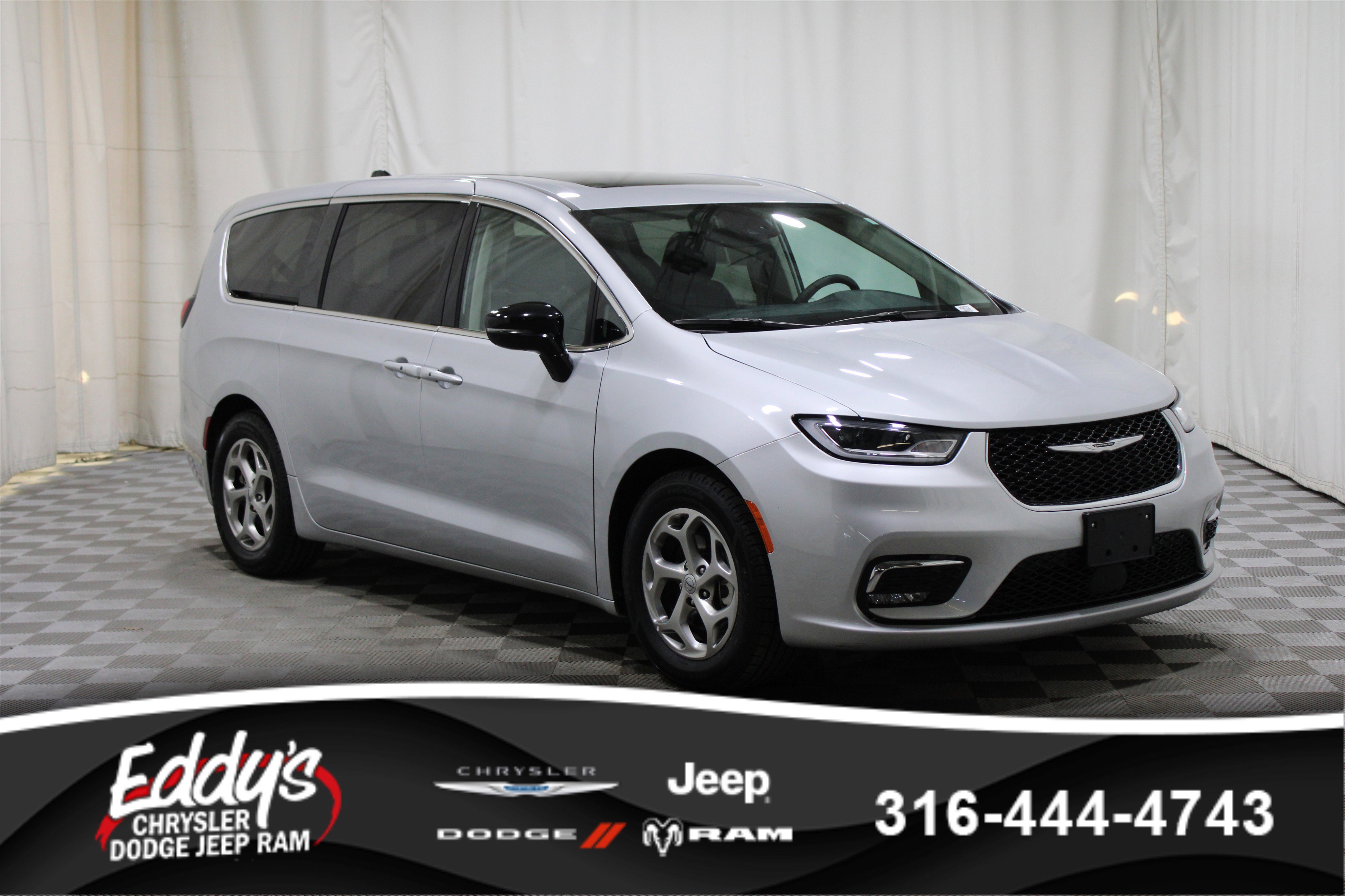 2024 Chrysler Pacifica Limited's photo