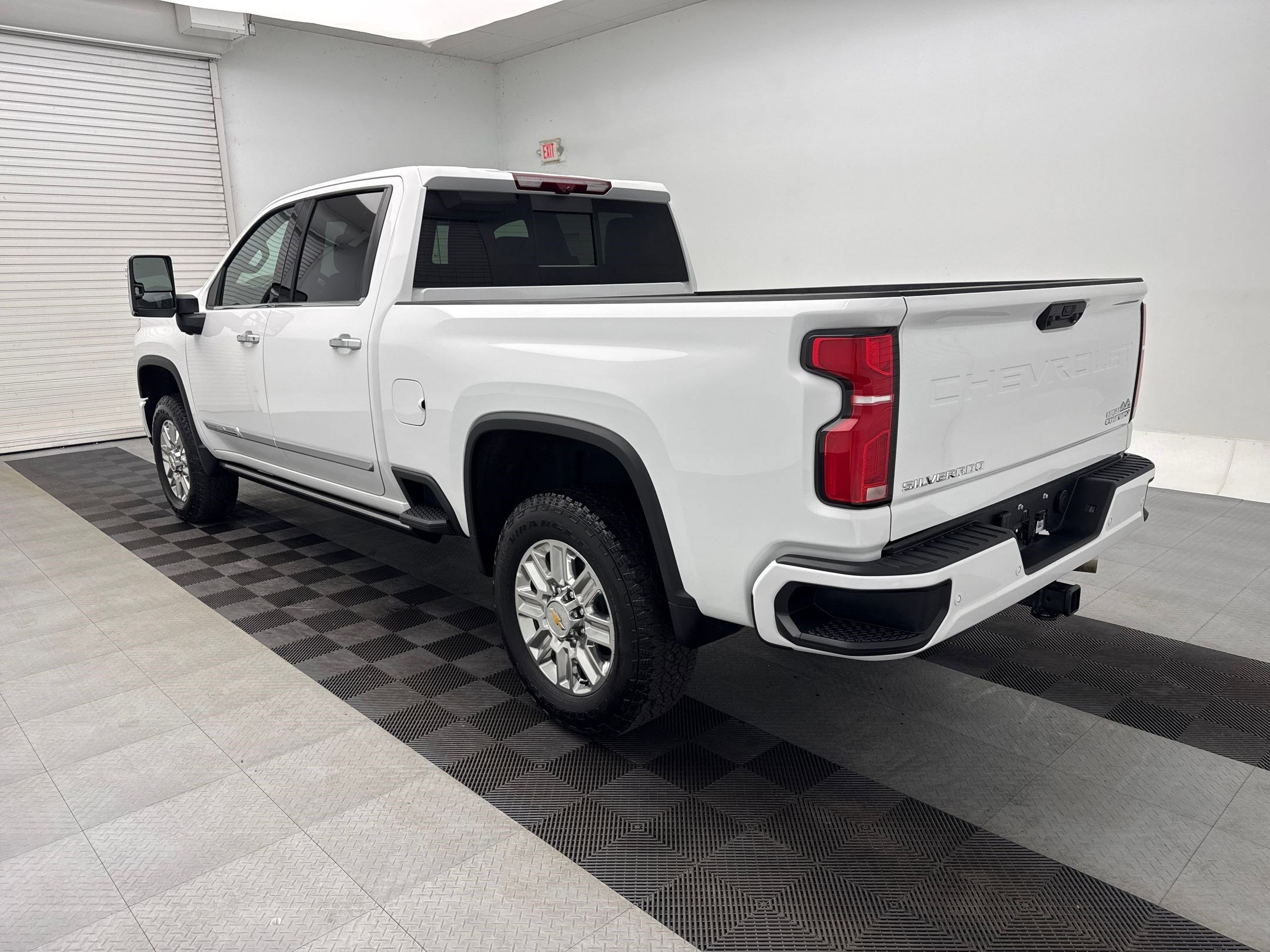 2025 Chevrolet Silverado 2500HD High Country photo 3