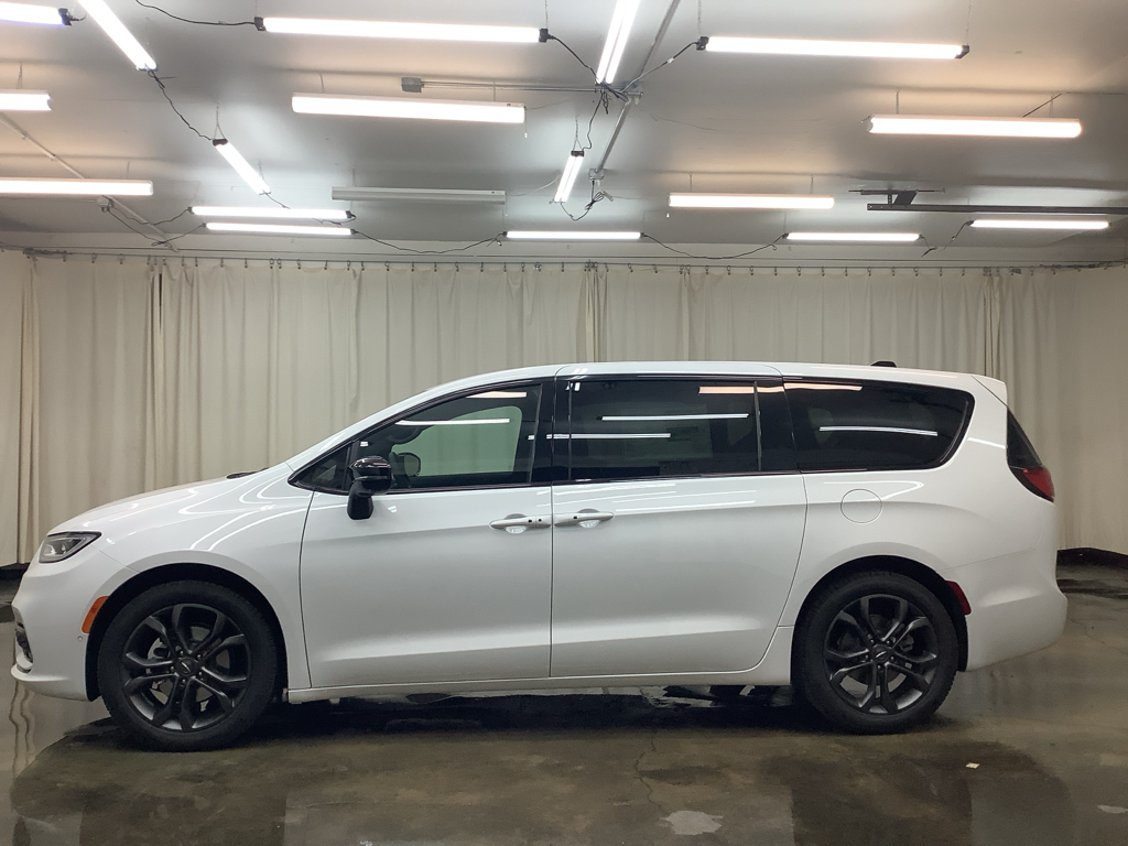2026 Chrysler Pacifica photo 8