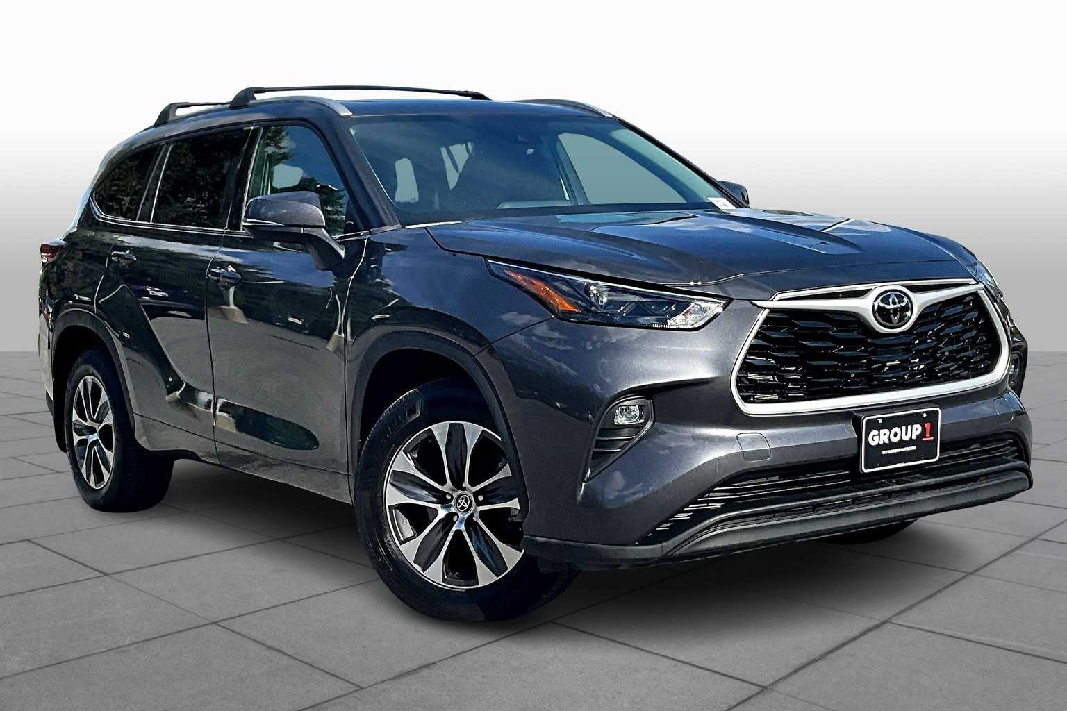 2022 Toyota Highlander XLE photo 2