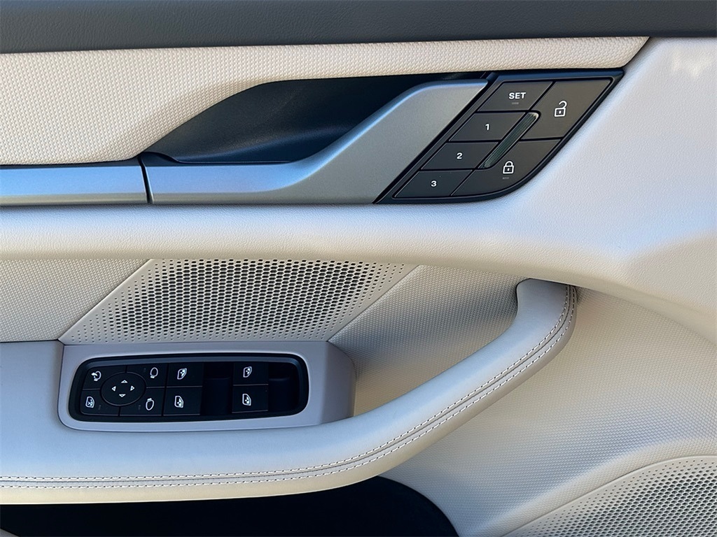 2025 Porsche Taycan 4S photo 25