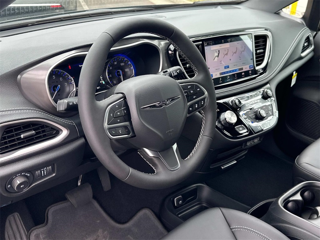 2025 Chrysler Pacifica photo 2