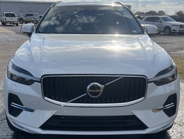 2022 Volvo XC60 B5 Momentum photo 2