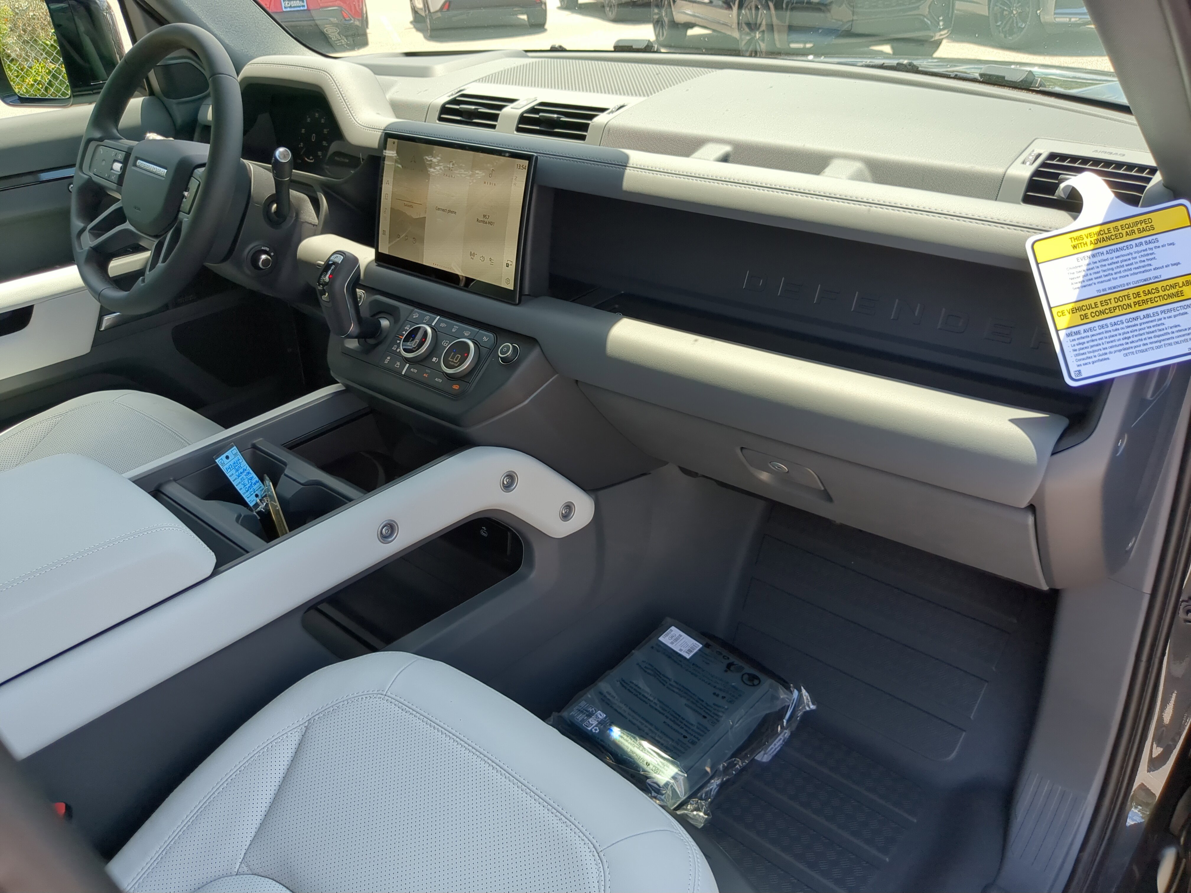 2025 Land Rover Defender 110 X-Dynamic SE photo 11