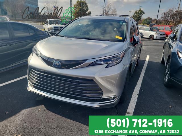 2024 Toyota Sienna Platinum's photo
