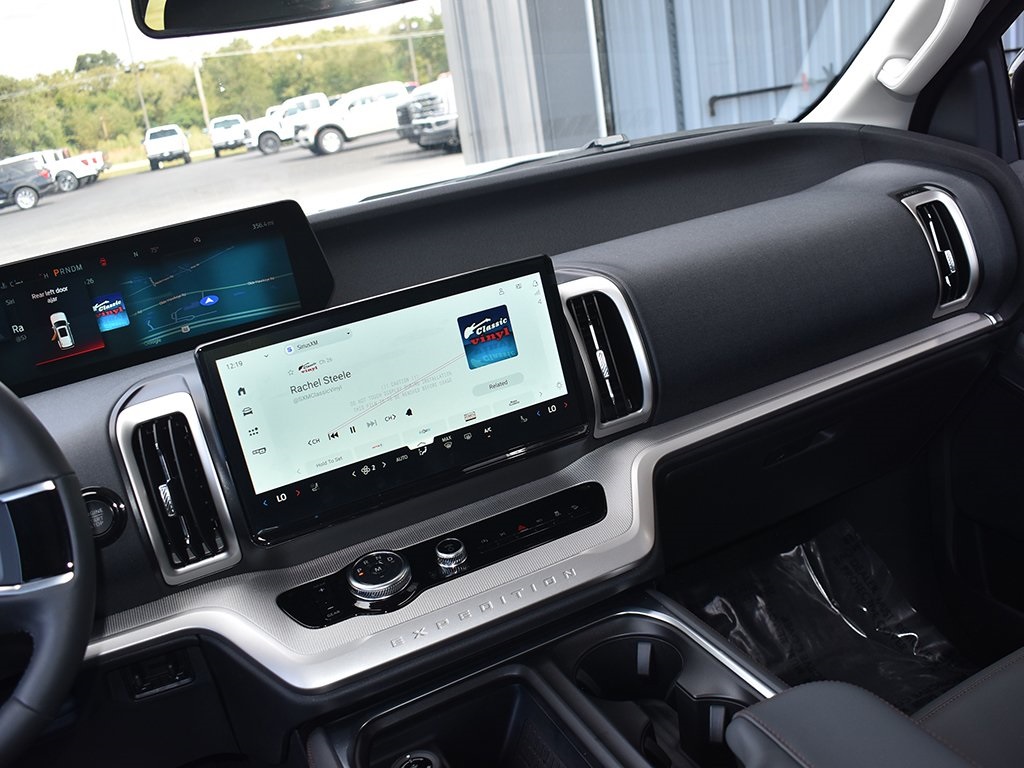 2025 Ford Expedition MAX photo 16
