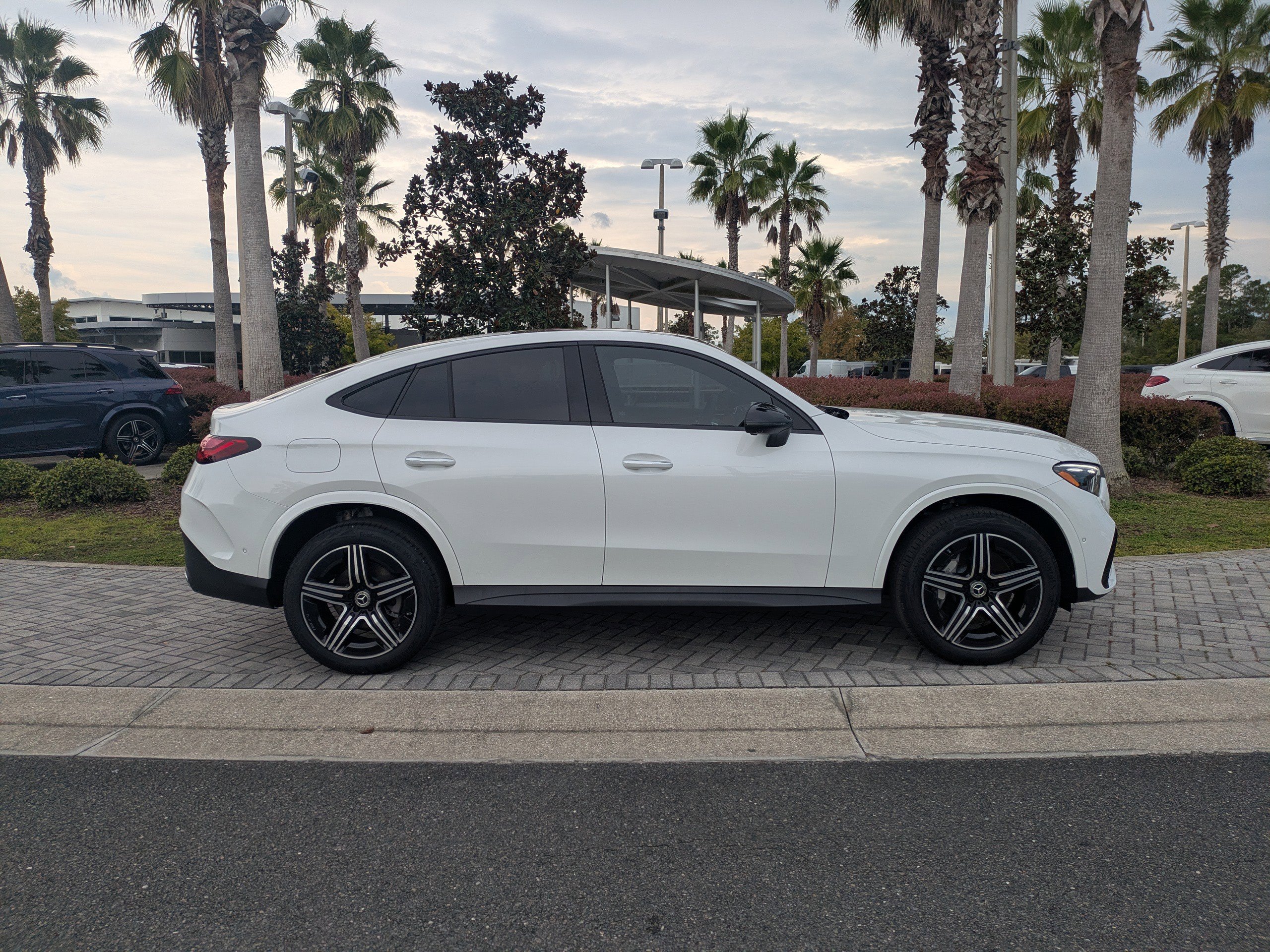 2025 Mercedes Benz GLC 300 4MATIC photo 4