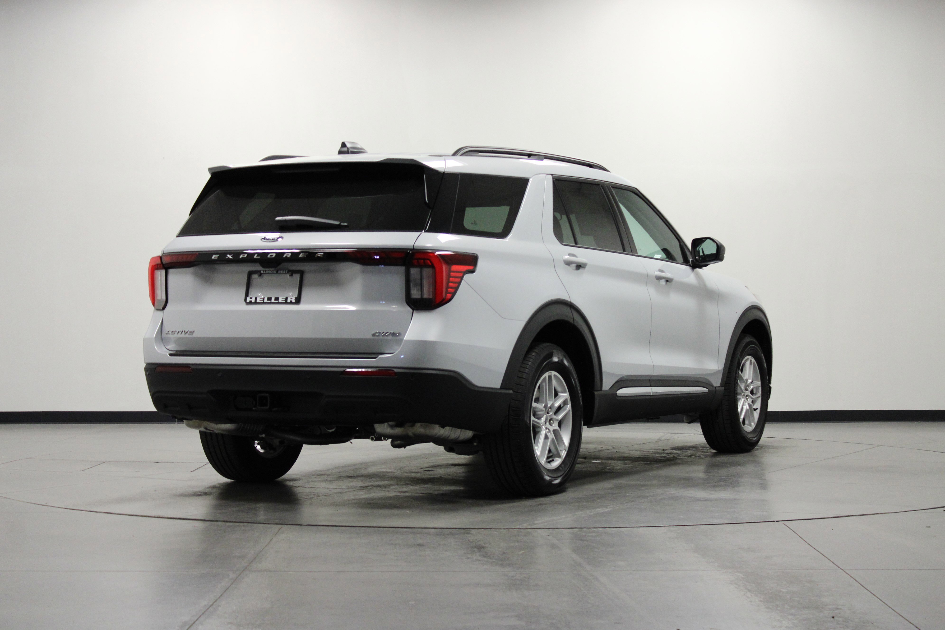 2025 Ford Explorer photo 2