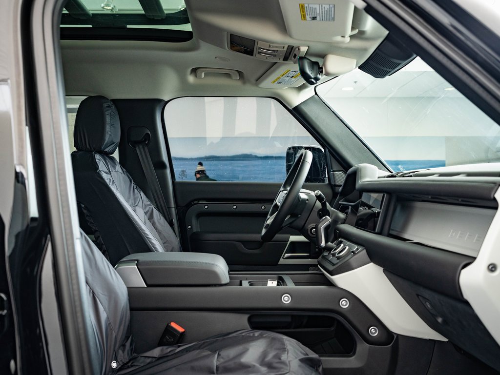 2024 Land Rover Defender 110 S photo 17