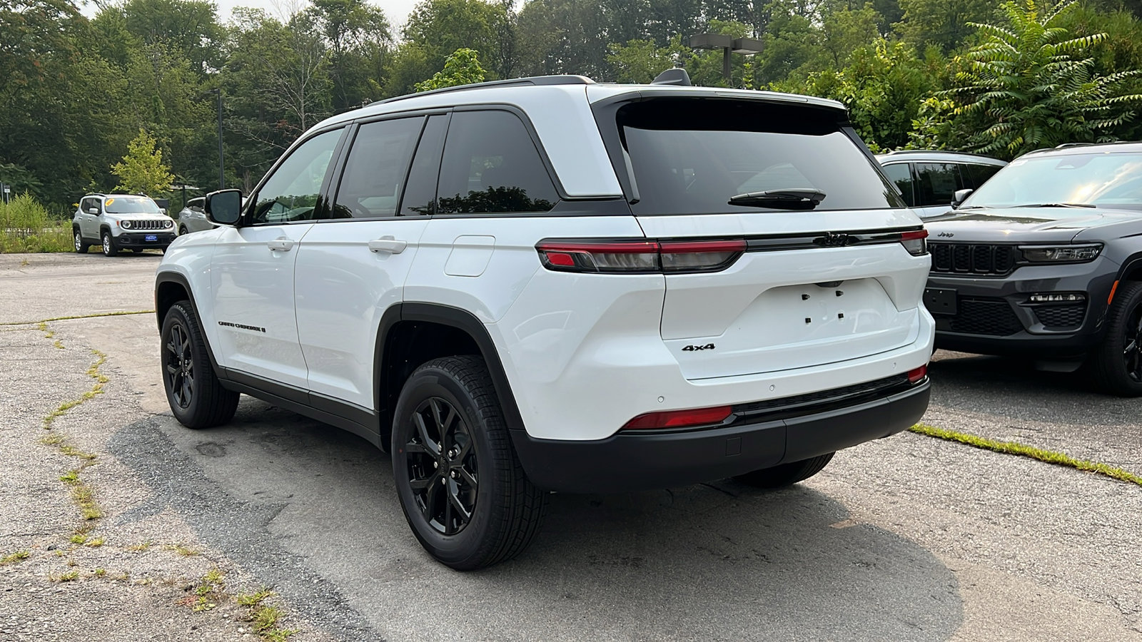 2025 Jeep Grand Cherokee Laredo photo 4