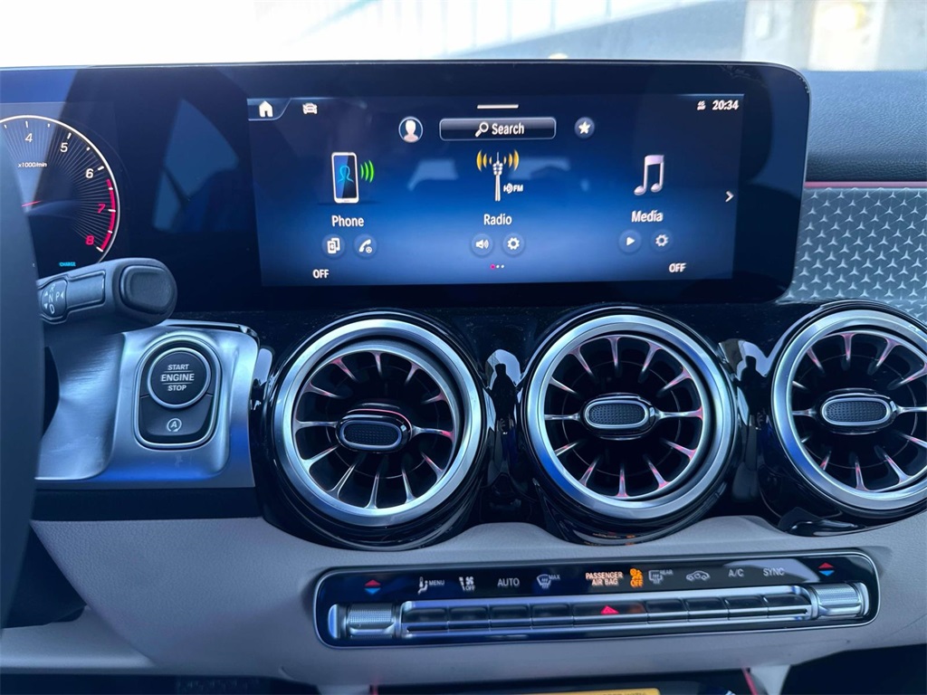 2025 Mercedes Benz GLB 250 photo 9