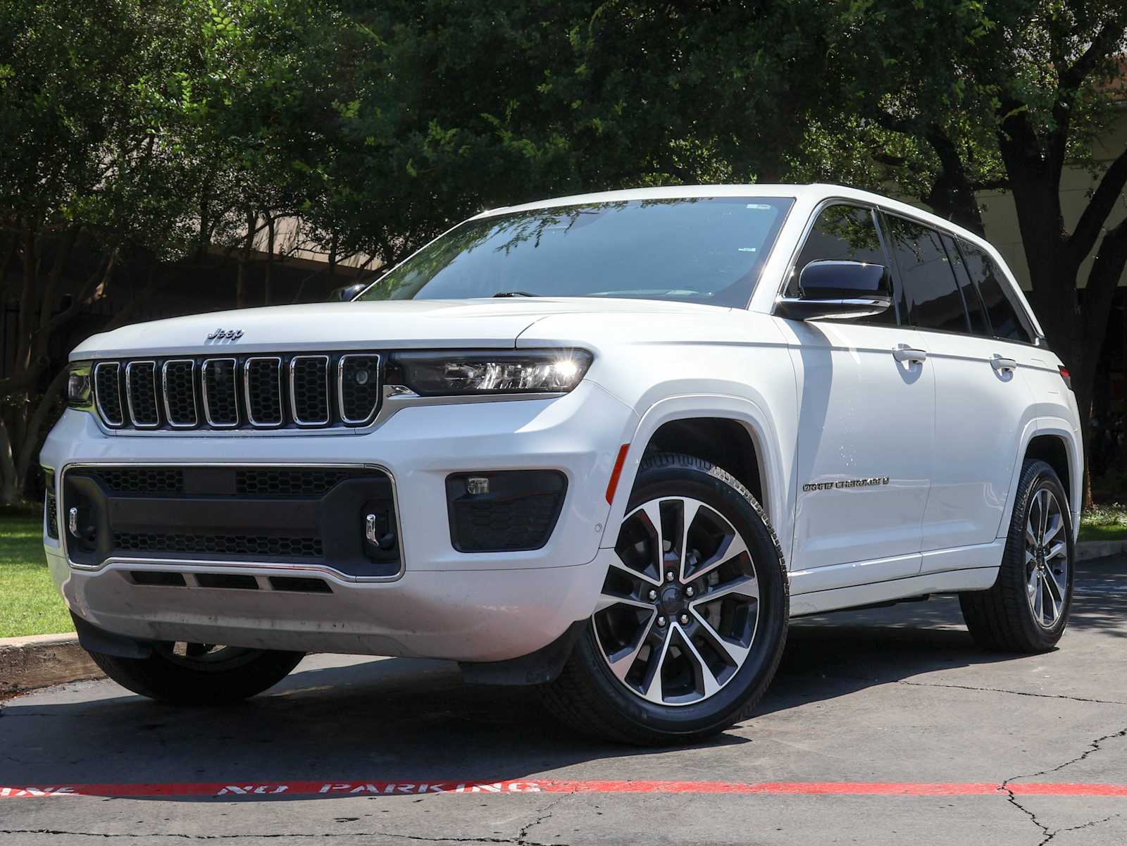 Used 2022  Jeep Overland image 1