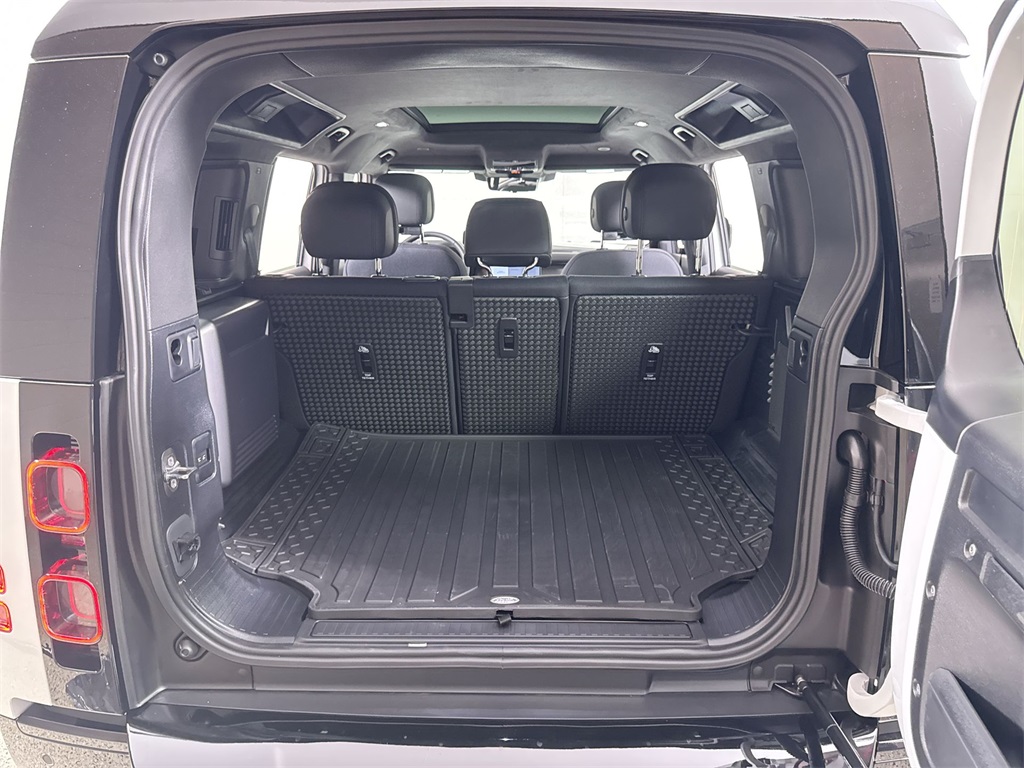 2025 Land Rover Defender 110 V8 photo 21