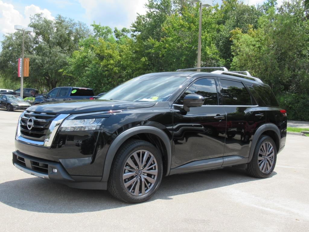 2023 Nissan Pathfinder SL photo 3