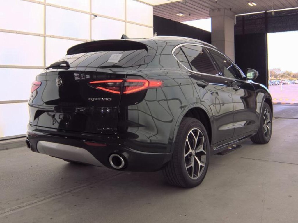 2021 Alfa Romeo Stelvio Ti photo 2