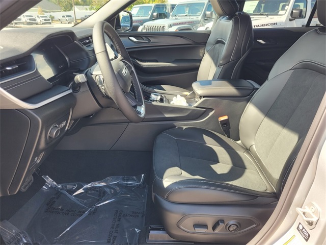 2025 Jeep Grand Cherokee Altitude photo 2