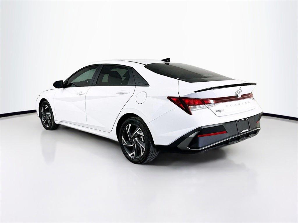 2025 Hyundai Elantra SEL Sport photo 3