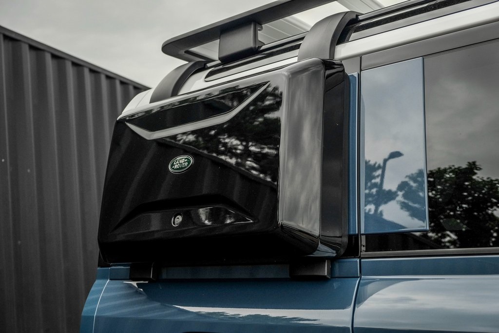 2025 Land Rover Defender 110 S photo 4