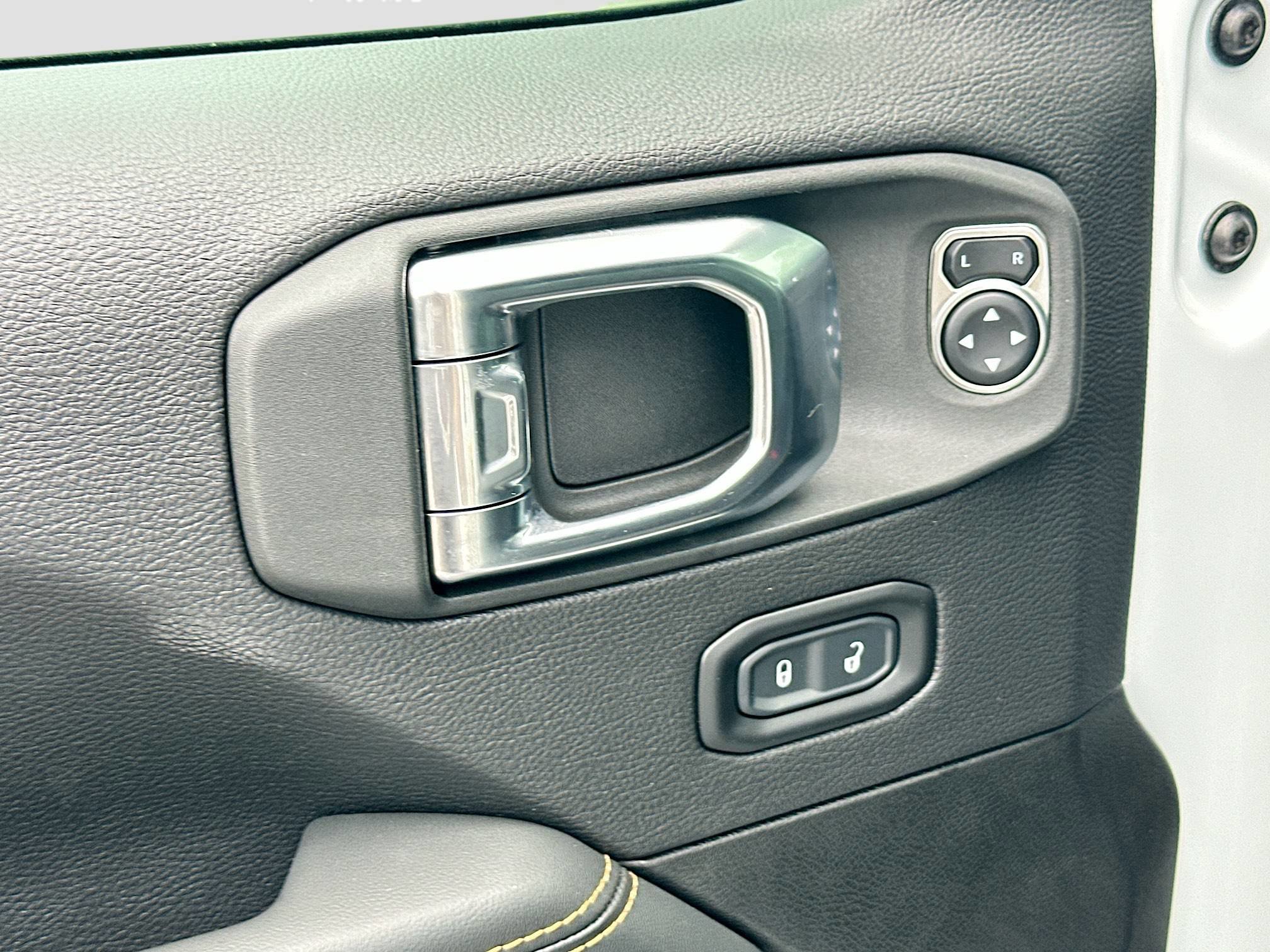 2025 Jeep Wrangler Sahara photo 12