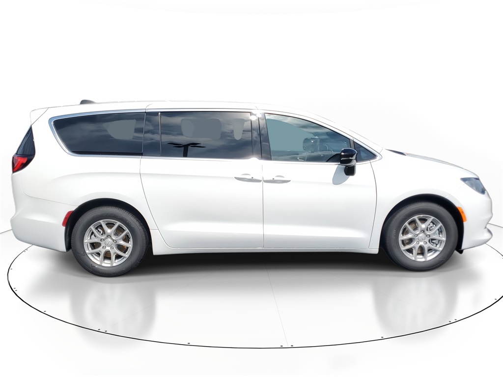 2026 Chrysler Voyager LE photo 3