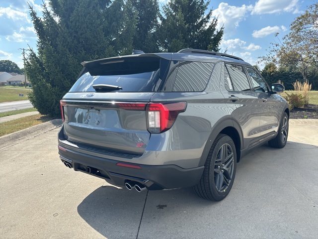 2025 Ford Explorer ST photo 4