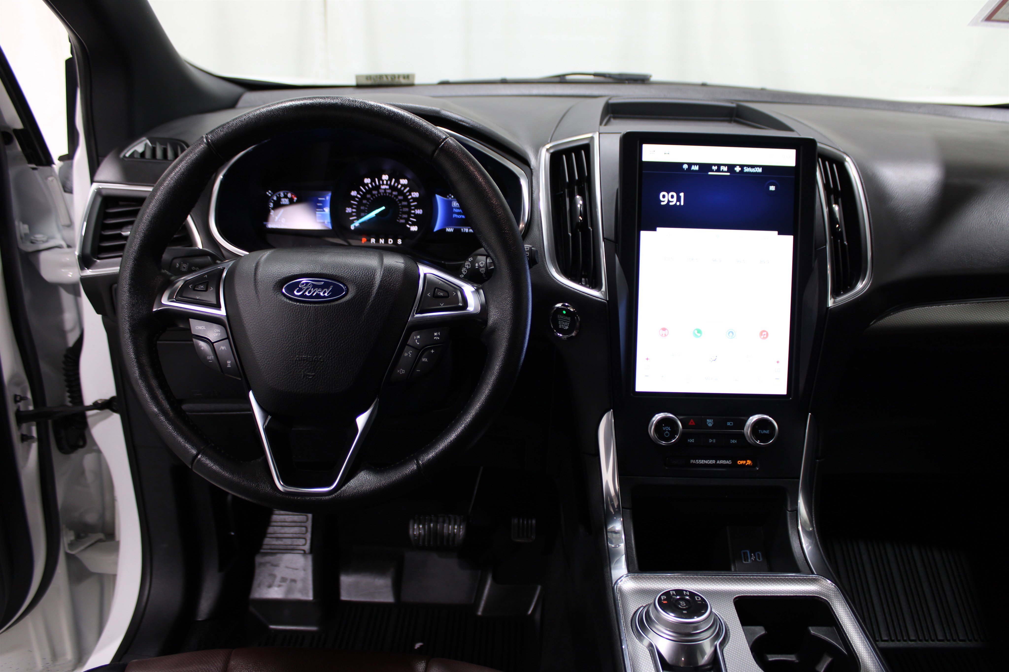 2021 Ford Edge Titanium photo 2