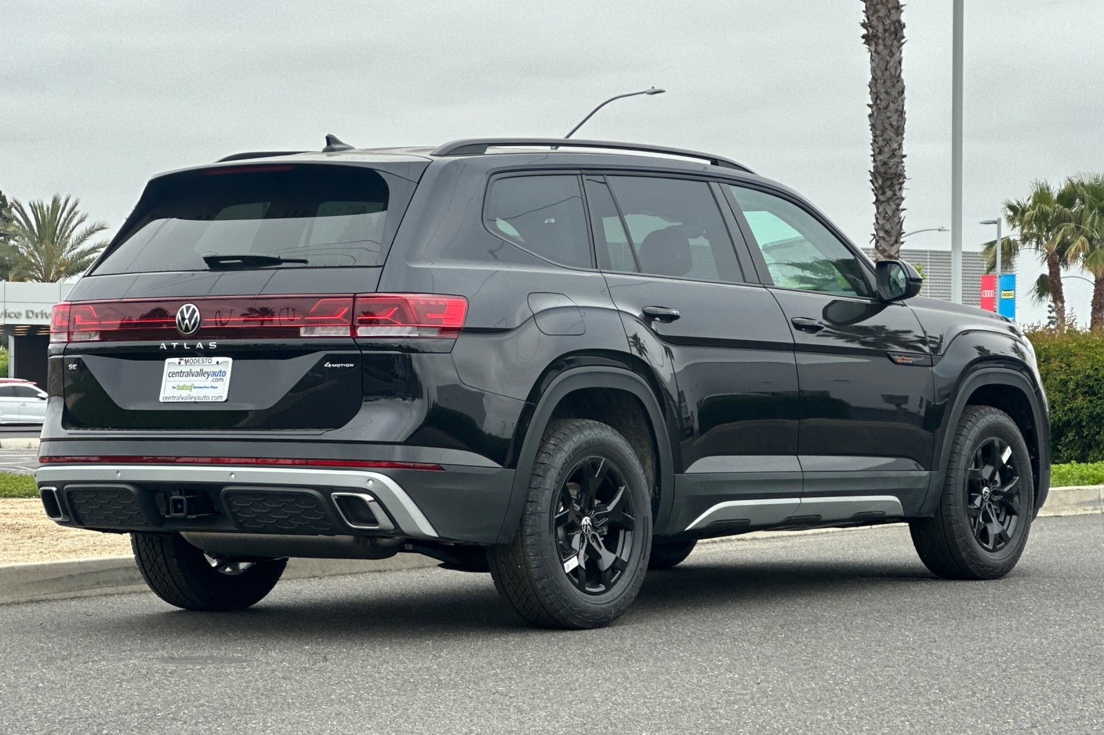 2025 Volkswagen Atlas Peak Edition SE photo 4