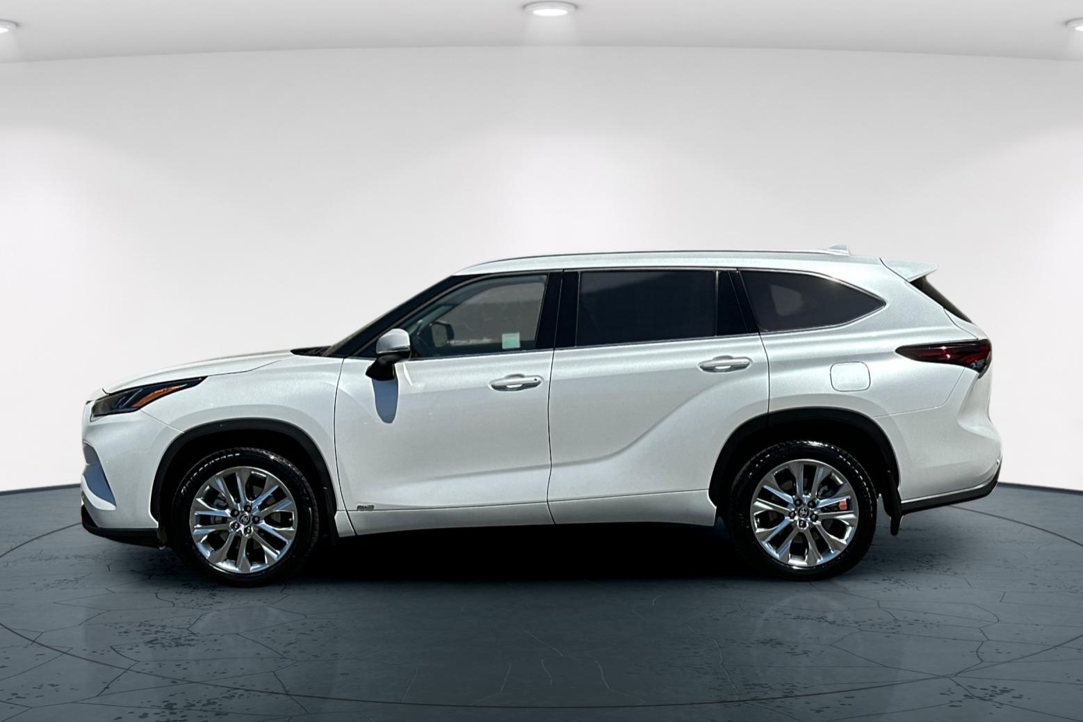 2024 Toyota Highlander Hybrid Limited photo 3