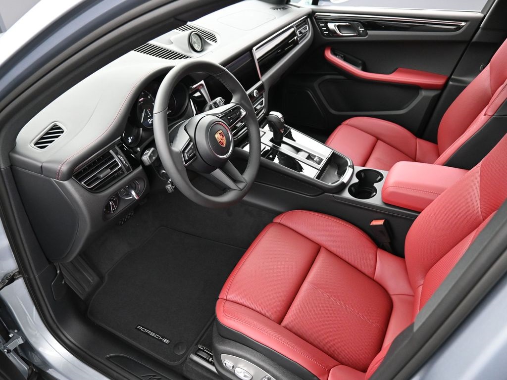 2026 Porsche Macan T photo 3