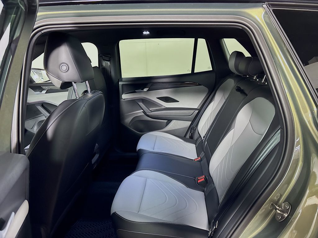 2025 Volkswagen Tiguan SE R-Line Black photo 18