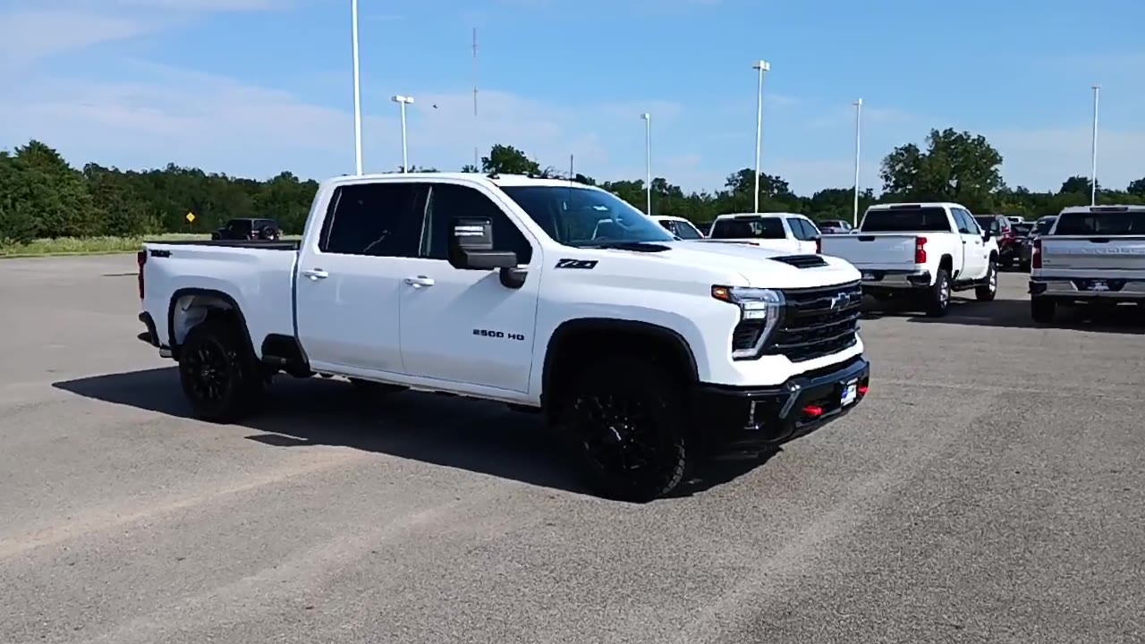 2025 Chevrolet Silverado 2500HD LT photo 2