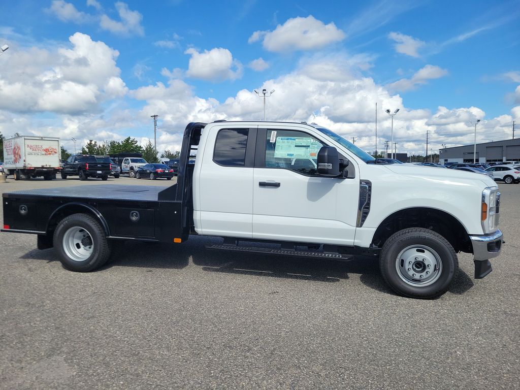 2025 Ford F-350 Super Duty Chassis Cab XL's photo