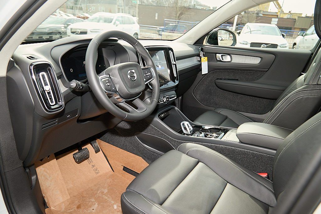 2026 VOLVO XC40 - Image 11