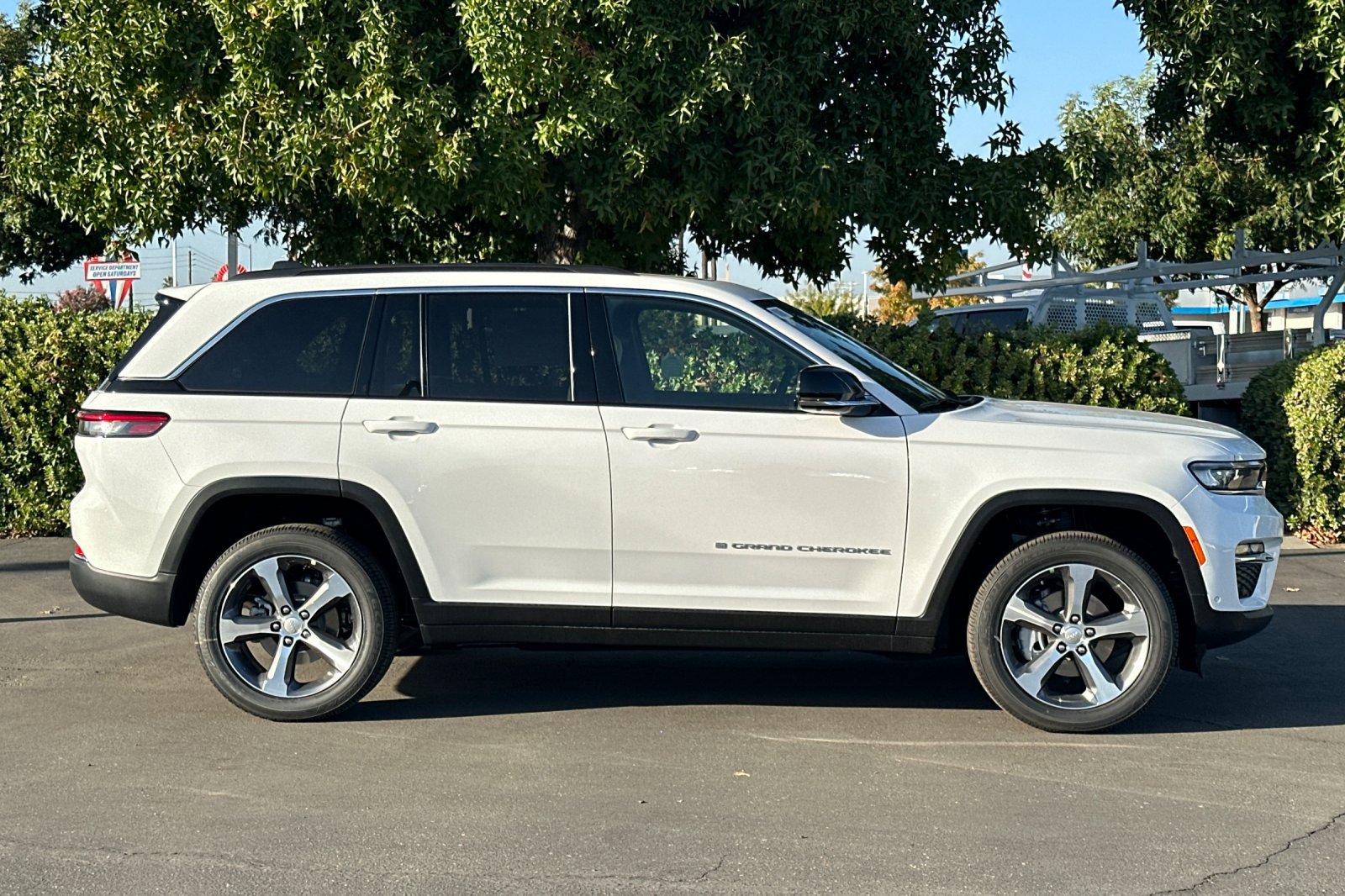 2025 Jeep Grand Cherokee Limited photo 3