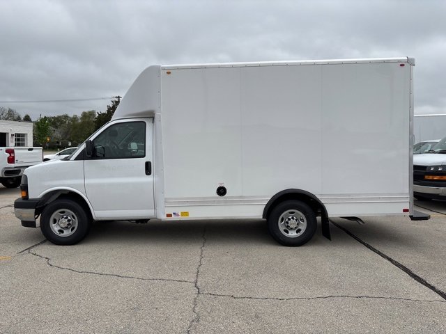 2025 Chevrolet Express Cutaway 3500 photo 2