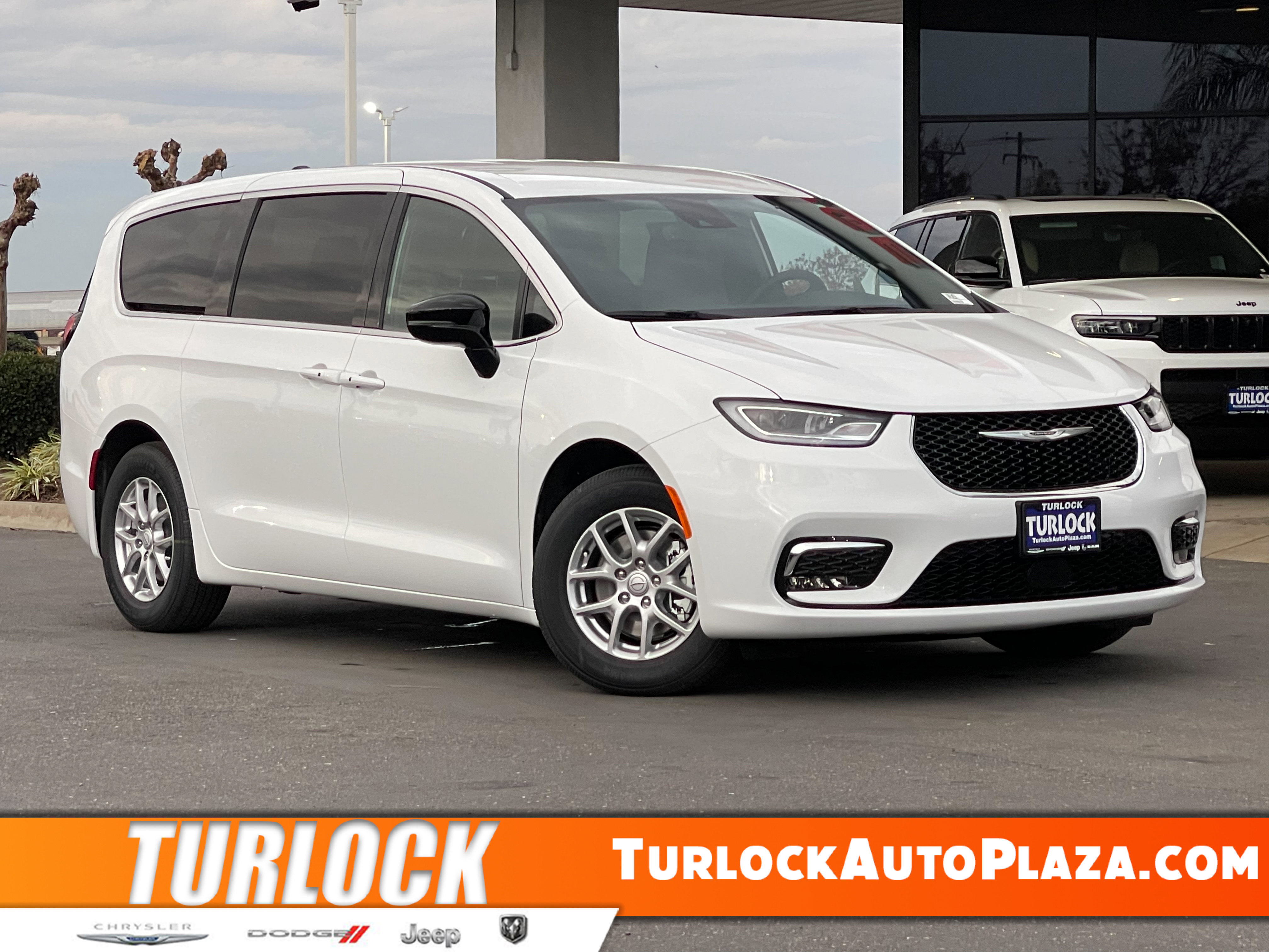 2026 Chrysler Pacifica Select's photo