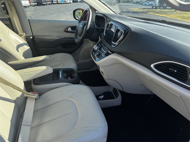 2017 Chrysler Pacifica Touring L photo 15
