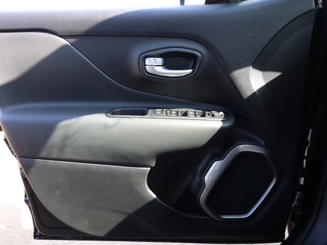 New 2023 Black Clear-Coat Exterior Paint Jeep Latitude image 22