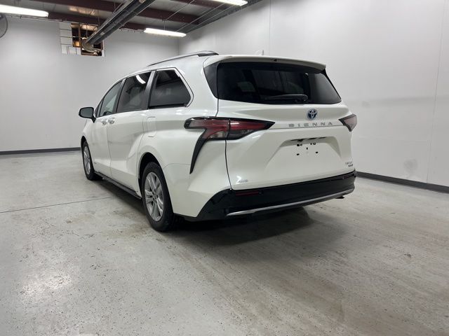 2021 Toyota Sienna Platinum photo 2