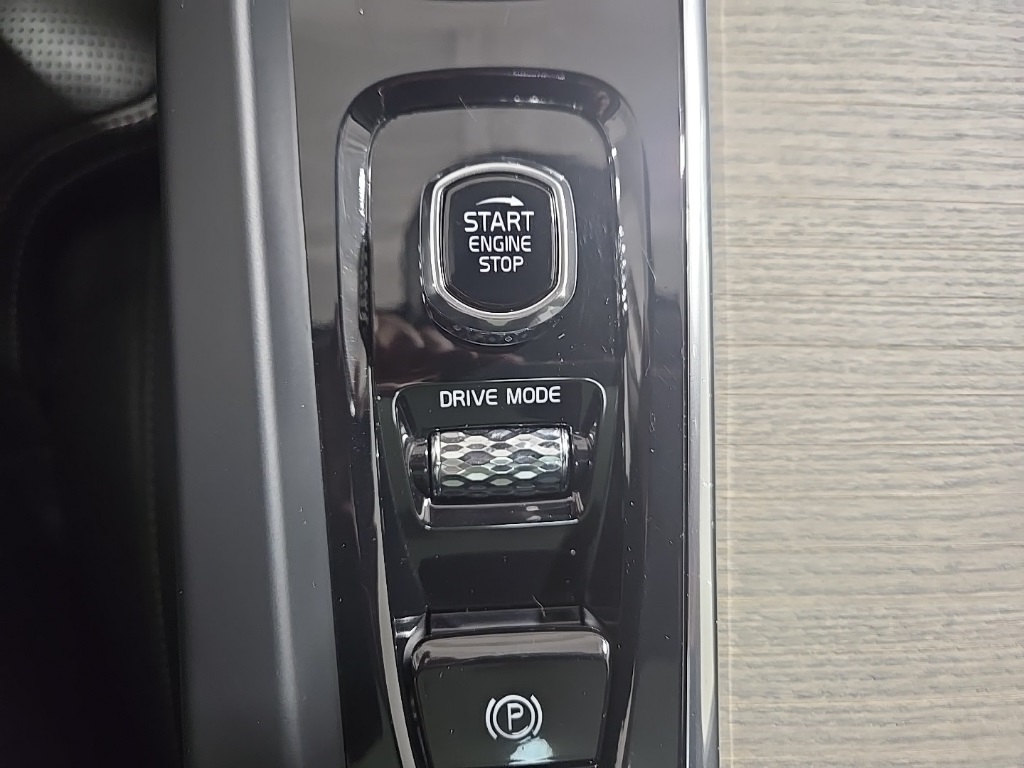 2021 Volvo XC60 Recharge Hybrid T8 Inscription photo 13